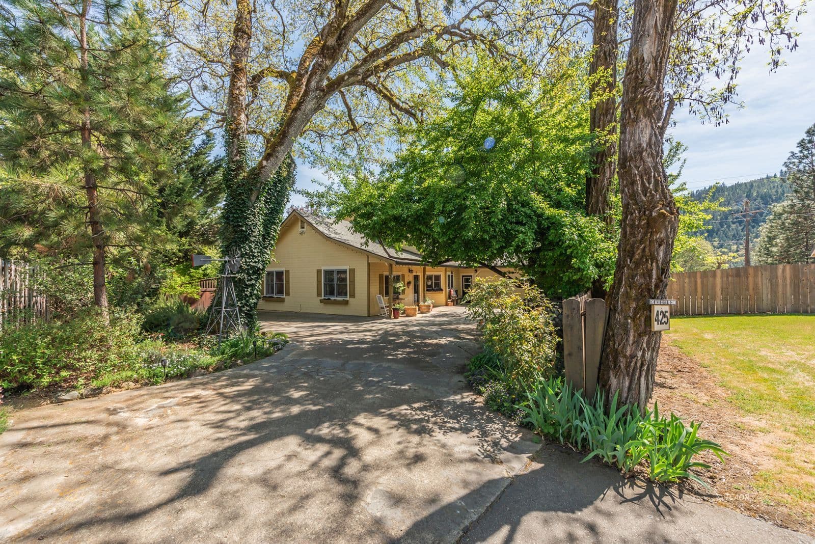 425 Mountain View St
